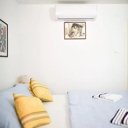 Luka'S Amber Rooms In The Center Of Trogir Exterior photo