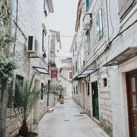 Luka'S Amber Rooms In The Center Of Trogir Exterior photo