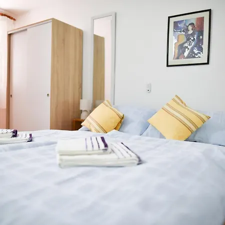 Luka'S Amber Rooms In The Center Of Trogir Exterior photo