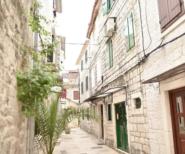 Luka\'S Amber Rooms In The Center Of Trogir