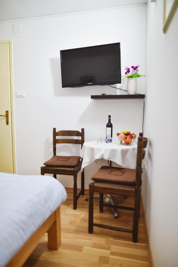 Luka's Amber In The Center Of Apartment